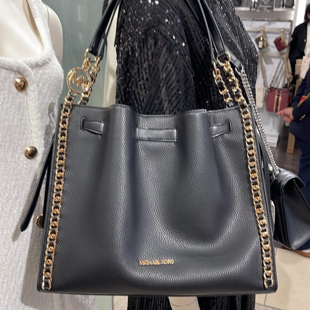 MICHAEL KORS
MINA LARGE BELTED CHAIN SHOULDER BAG BLACK COLOR - Picture 13 of 16